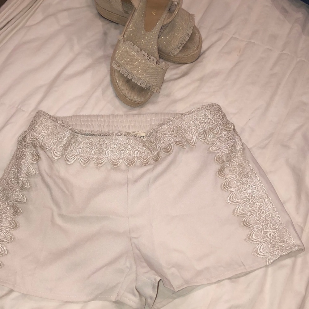 Sweet Journey Cream Shorts size Medium